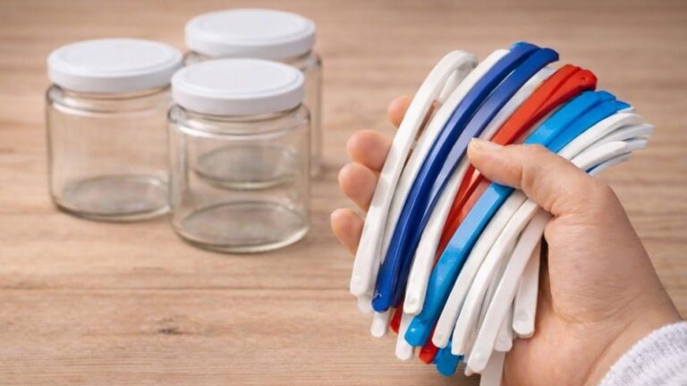 5 inspirujących pomysłów na dekoracje z plastiku i słoików, które pokochasz!